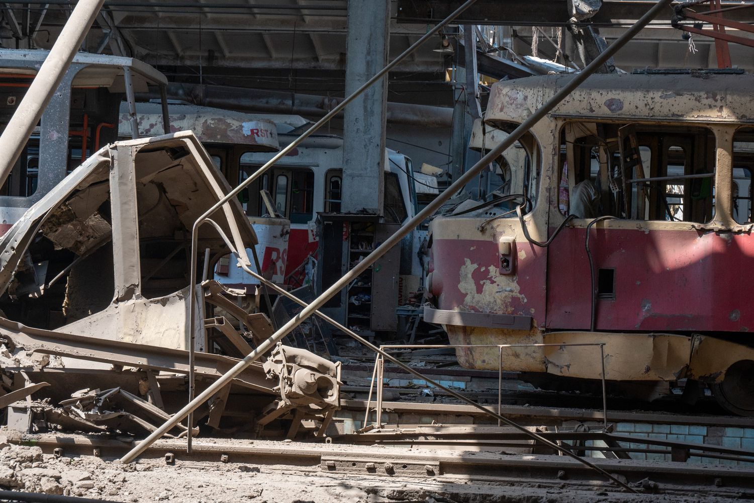 Un tram bombardato a Kharkiv