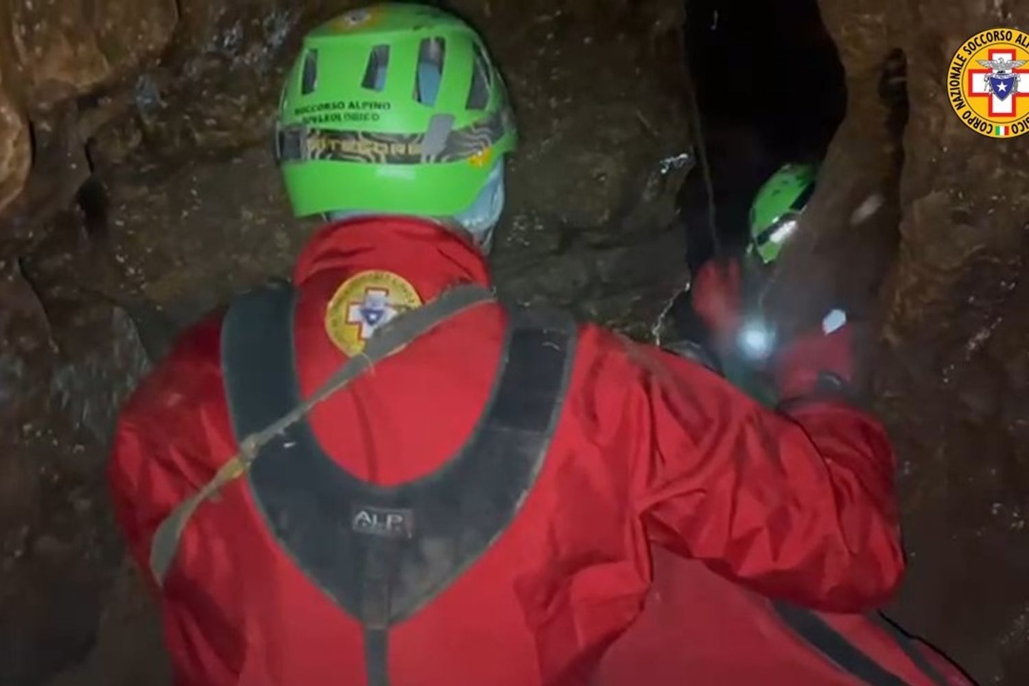 I soccorsi per salvare la speleologa intrappolata in una grotta a Monopoli