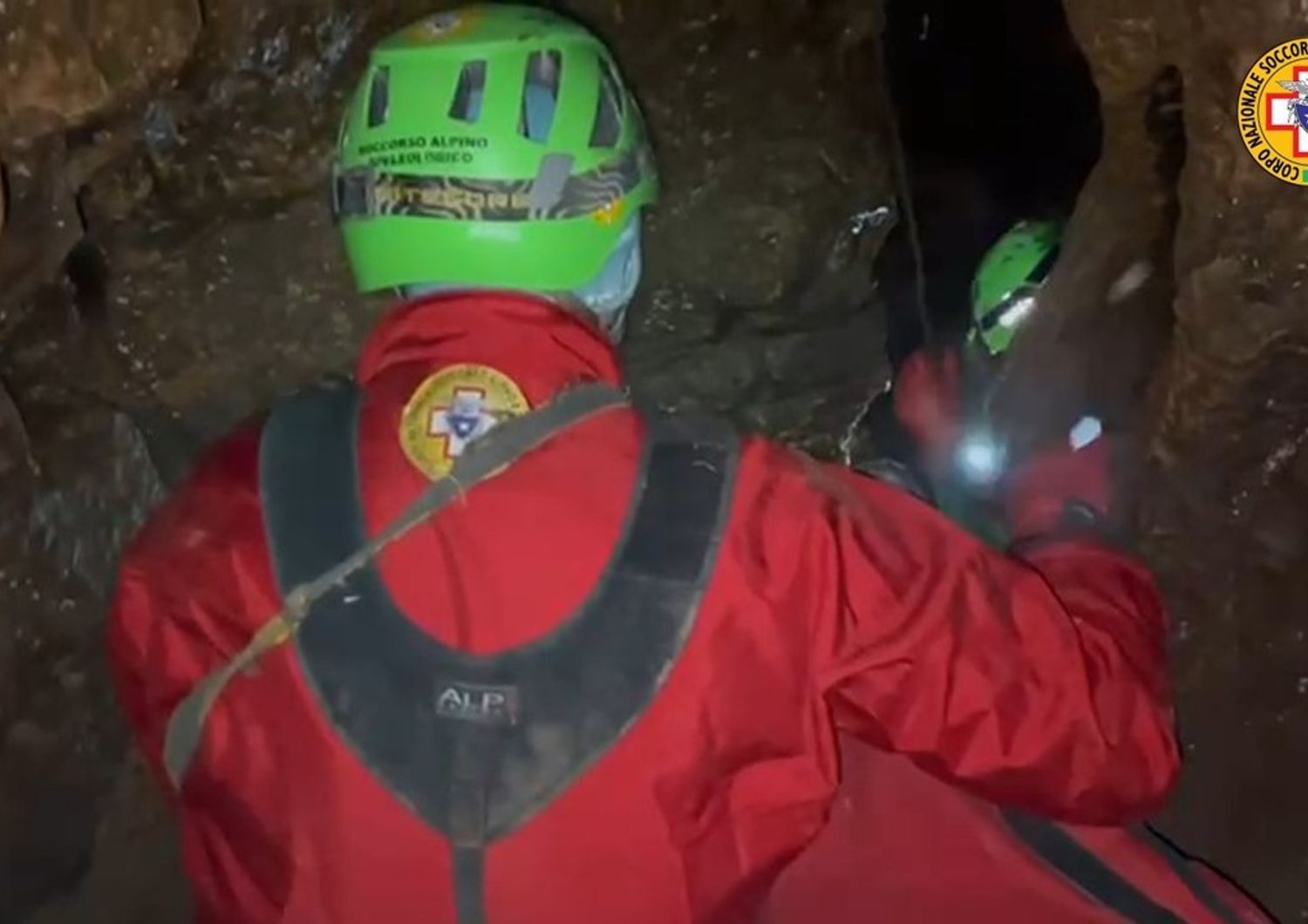 I soccorsi per salvare la speleologa intrappolata in una grotta a Monopoli