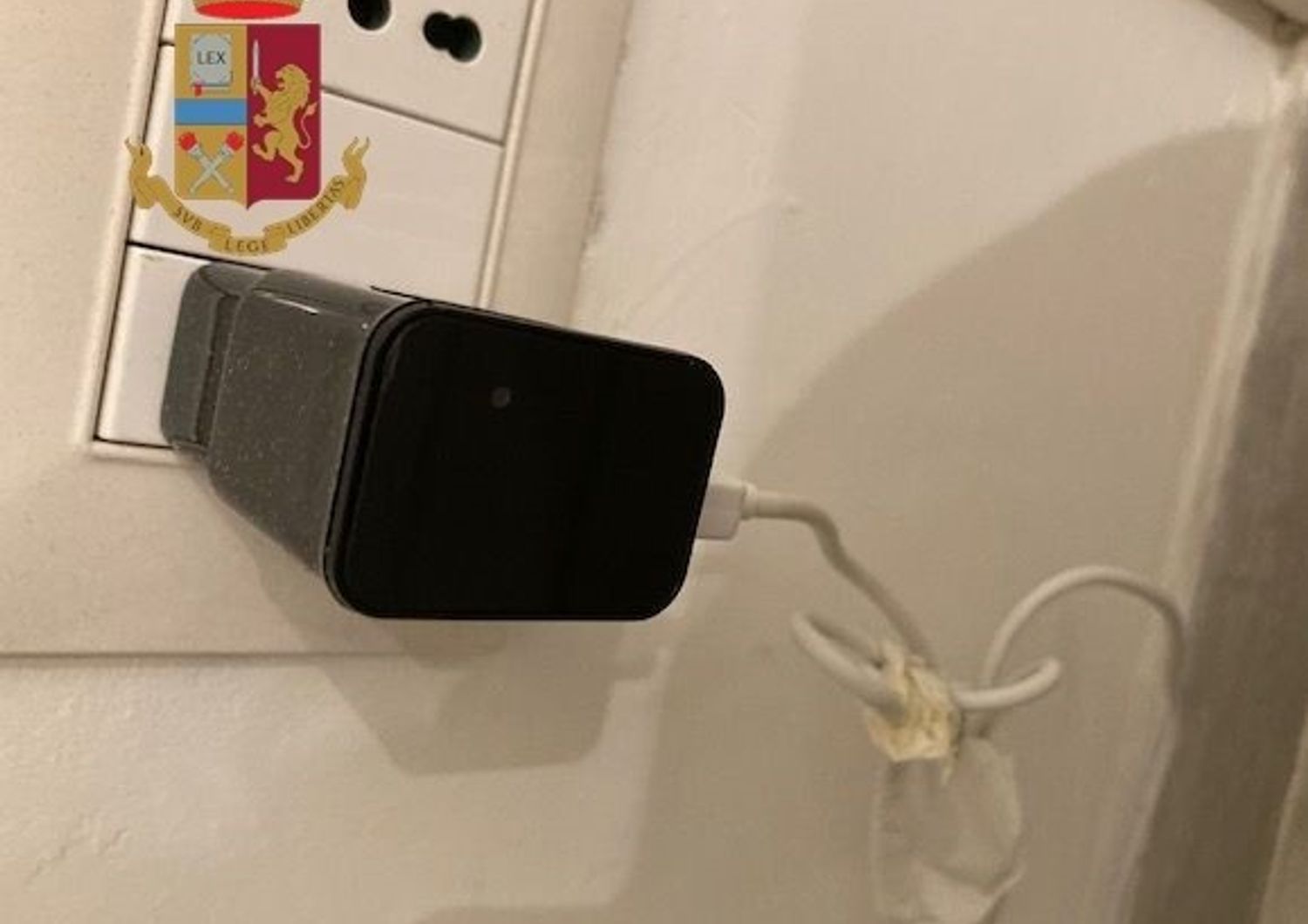 La microcamera spia sequestrata nel B&amp;B nel centro storico di Cagliari