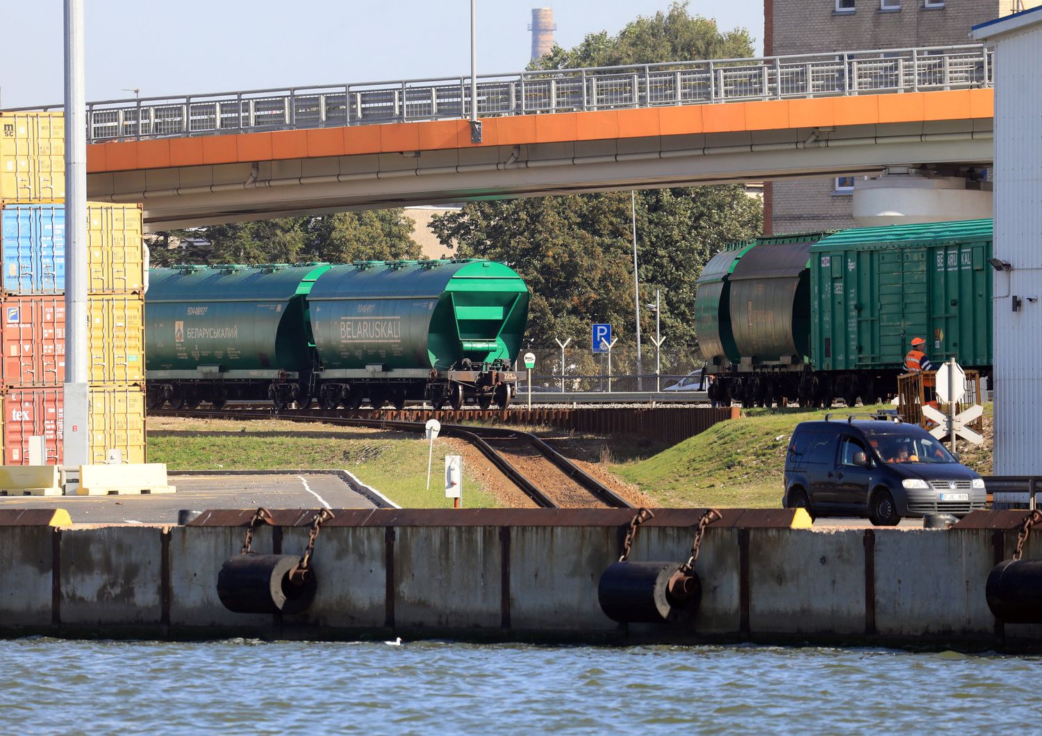 Treno merci nel porto di Klaipeda in Lituania&nbsp;