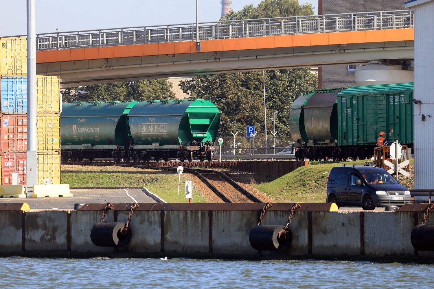 Treno merci nel porto di Klaipeda in Lituania&nbsp;