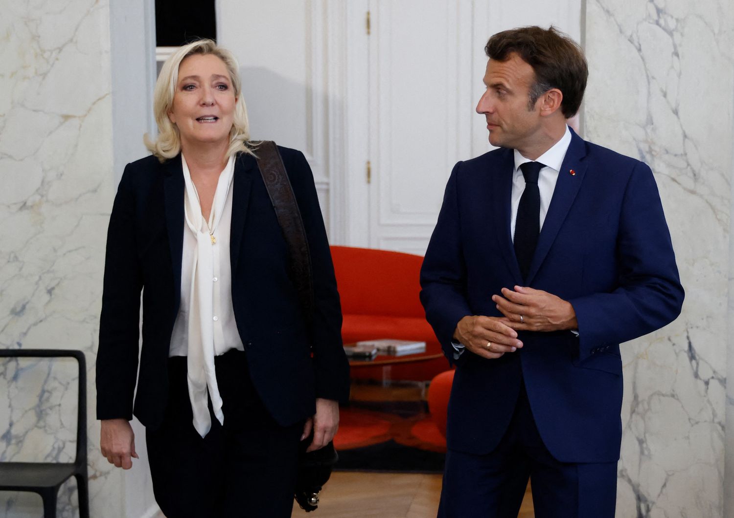 Macron cerca soluzioni Melenchon attacca