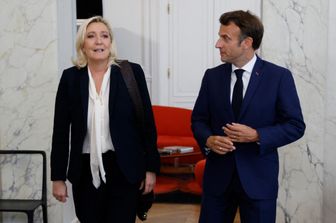 Macron cerca soluzioni Melenchon attacca