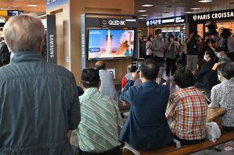 Seul, la gente assiste a un lancio spaziale in una stazione