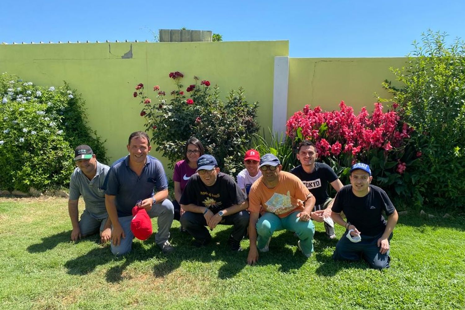 Foto di gruppo dei partecipanti al progetto 'La cura dell'orto che cura' nel Cagliaritano