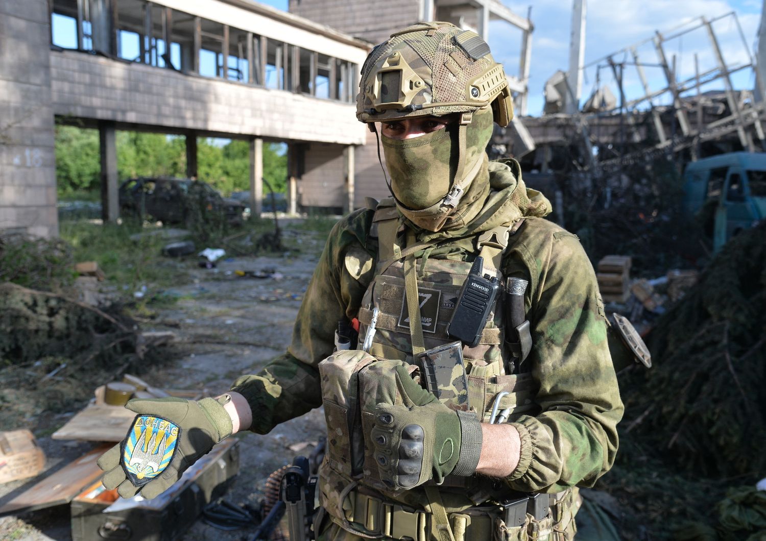 Un soldato ceceno a Severodonetsk mostra un distintivo ucraino&nbsp;
