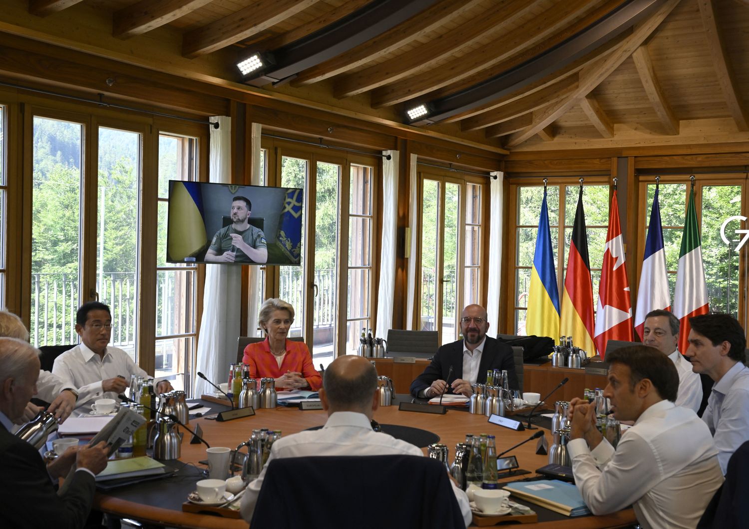Zelensky collegato da remoto con i leader del G7 a Elmau