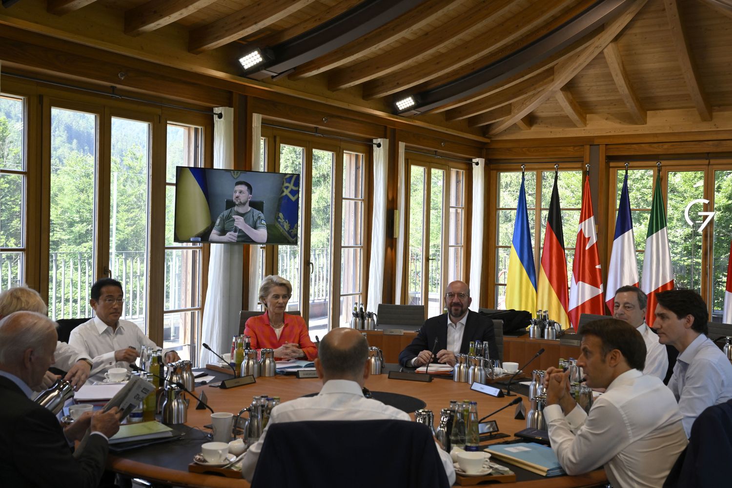 Zelensky collegato da remoto con i leader del G7 a Elmau