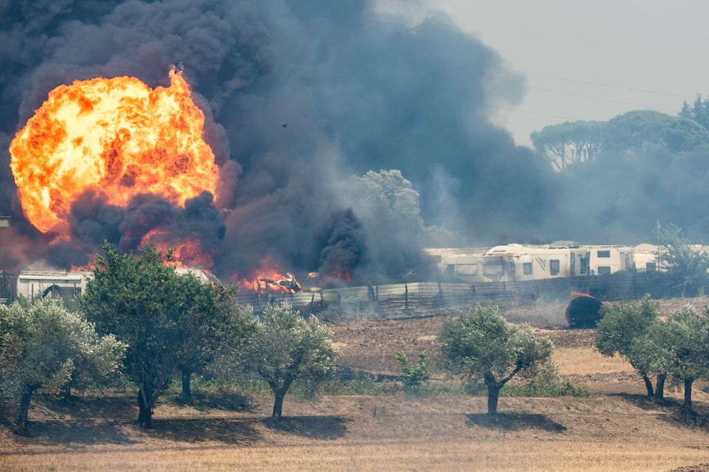 L'incedio ha causato l'splosoione di bombole Gpl nel deposito di camper a Roma&nbsp;