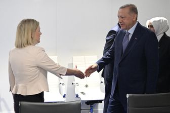 La stretta di mano tra il primo ministro svedese Magdalena Andersson e il presidente turco Recep Tayyip Erdogan&nbsp;