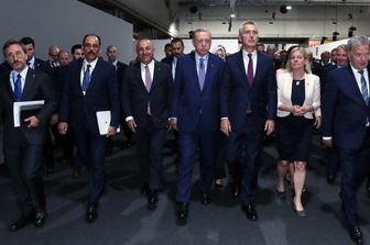 Il segretario della Nato Stoltenberg fra il presidente turco Erdogan e la premier svedese Andersson