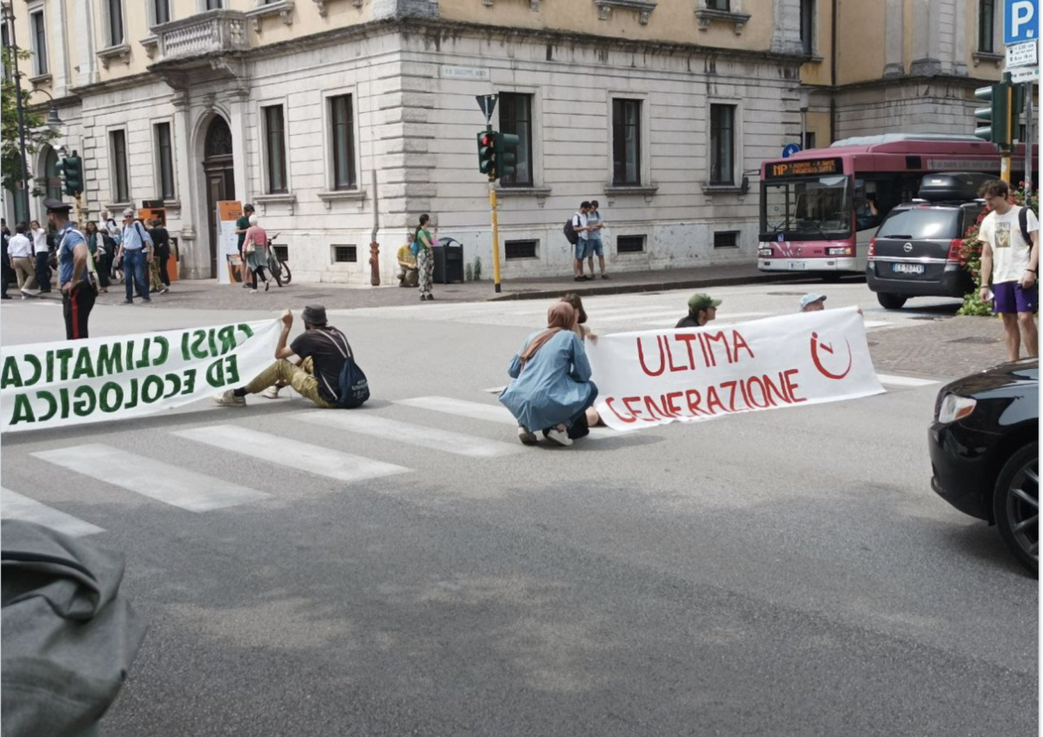 blitz ambientalisti blocchi traffico roma ultima generazione