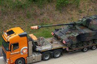 Un autocarro trasporta un carro armato&nbsp;