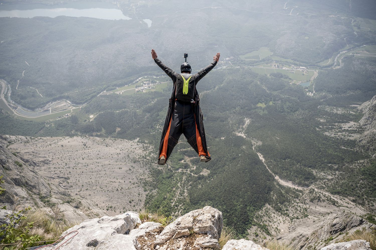 Il lancio di un base jumper da una cima in Trentino