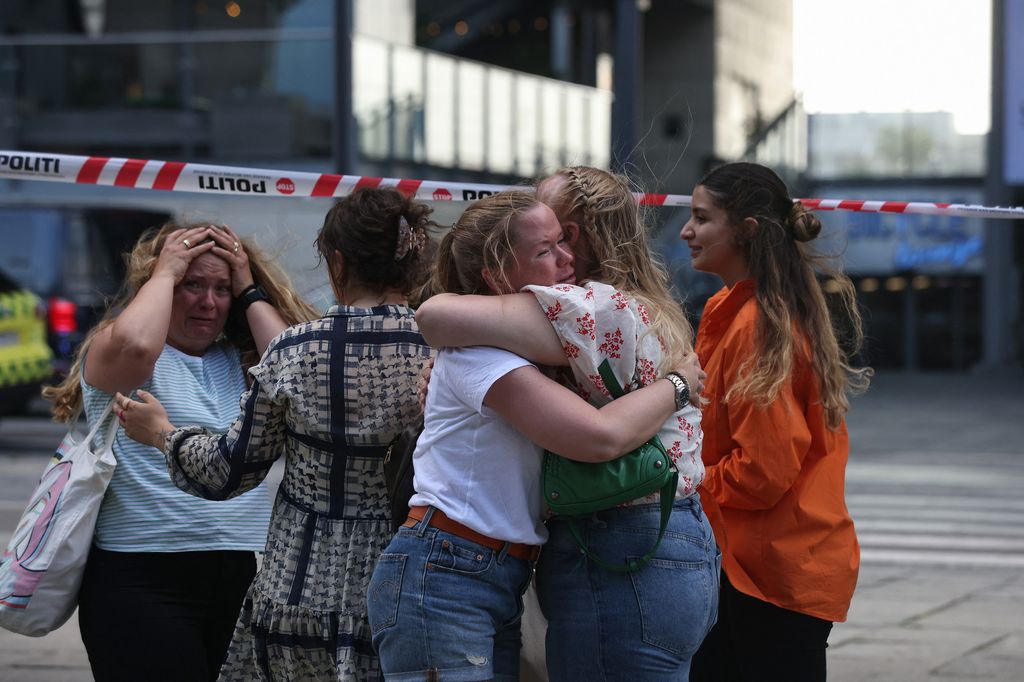 Abbracci dopo sparatoria centro commerciale a Copenaghen&nbsp;