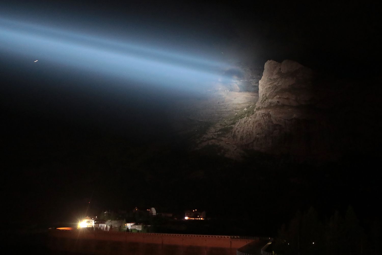 Lo squarcio causato dal crollo sulla Marmolada illuminato da un drone dei vigili del fuoco