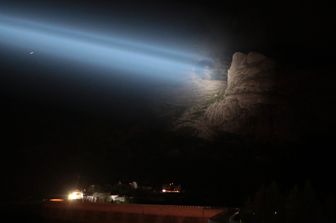 Lo squarcio causato dal crollo sulla Marmolada illuminato da un drone dei vigili del fuoco