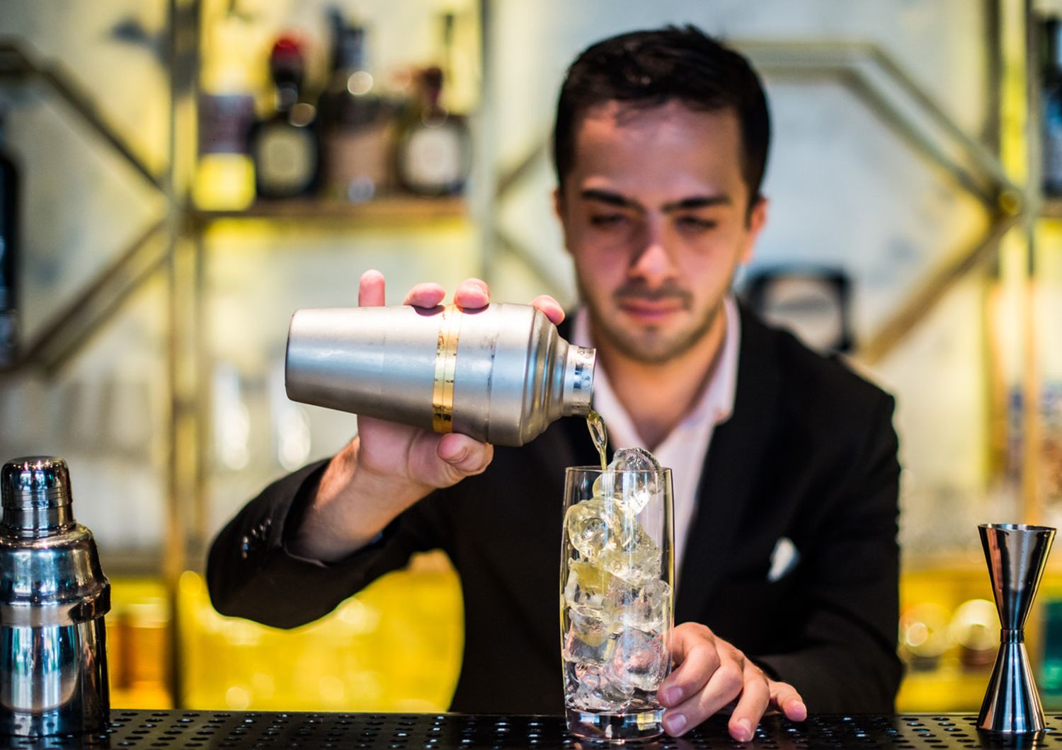 Preparazione di un cocktail alcolico&nbsp;