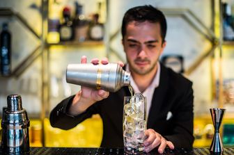 Preparazione di un cocktail alcolico&nbsp;