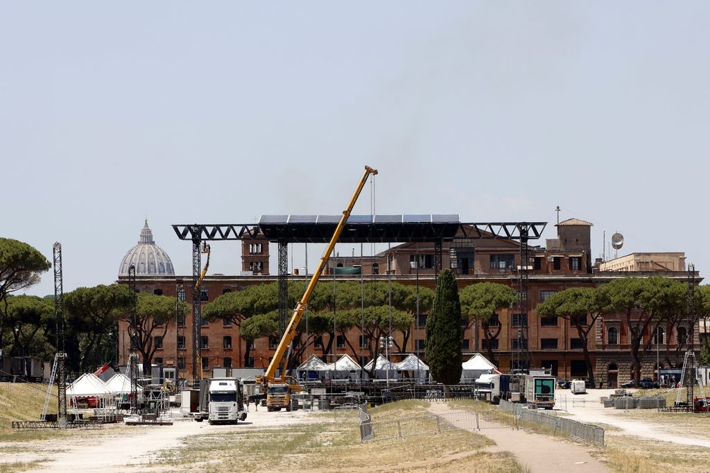 L'allestimento del palco dei Maneskin