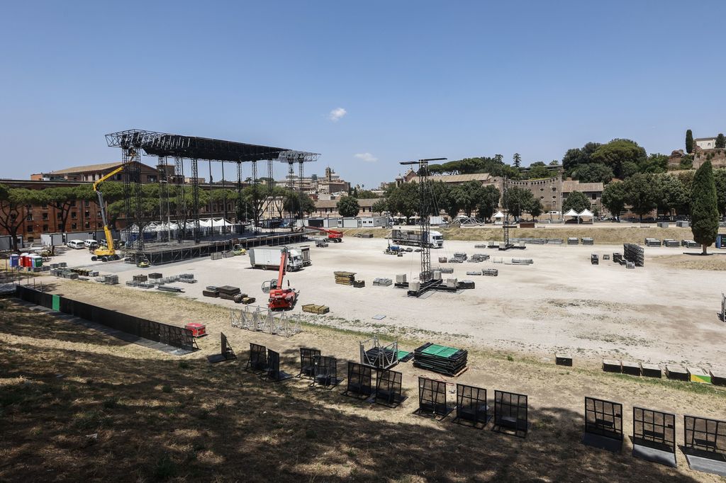 L'allestimento del palco dei Maneskin