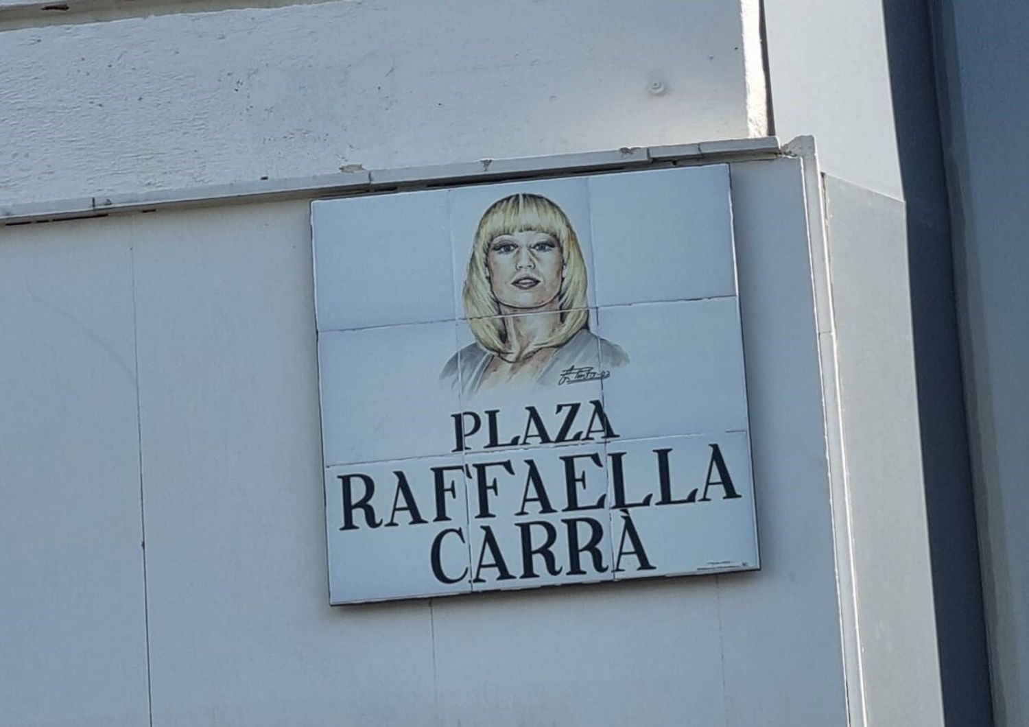 Piazza dedicata a Raffaella Carr&agrave; a Madrid