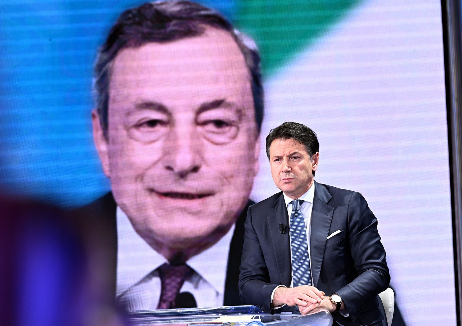 Giuseppe Conte e sullo sfondo il premier Mario Draghi&nbsp;