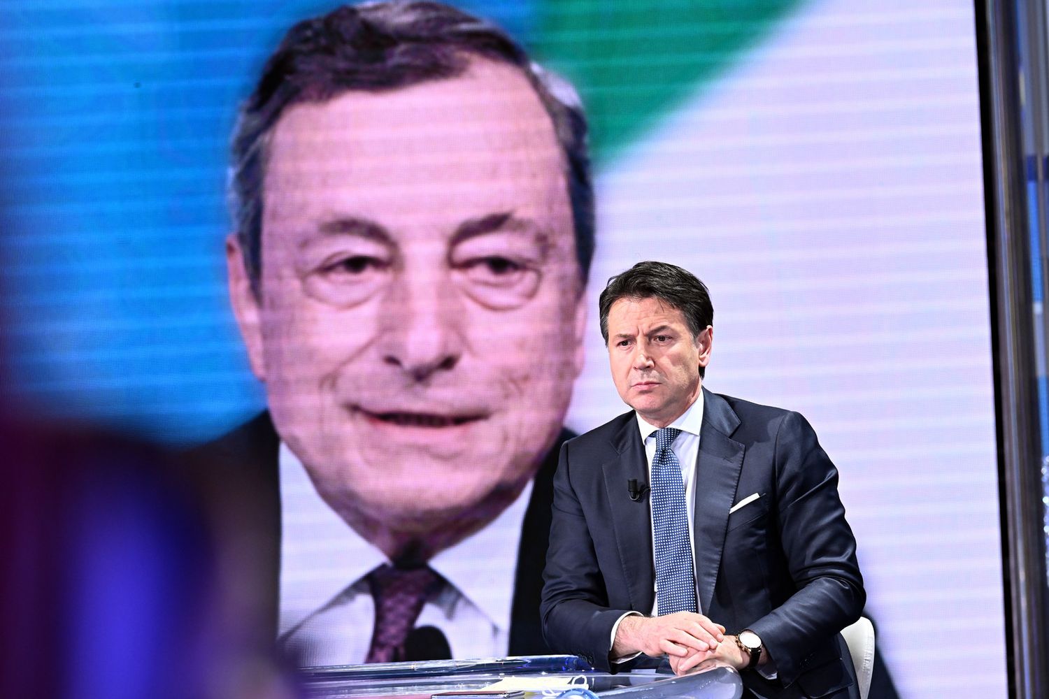Giuseppe Conte e sullo sfondo il premier Mario Draghi&nbsp;