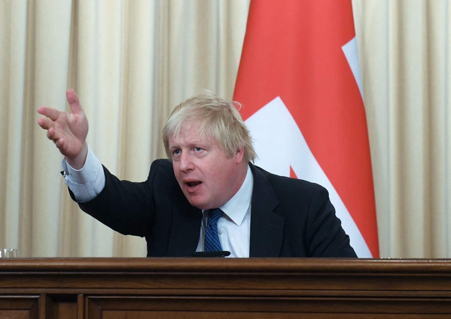 regno unito boris johnson no leader tiry ma resta premier