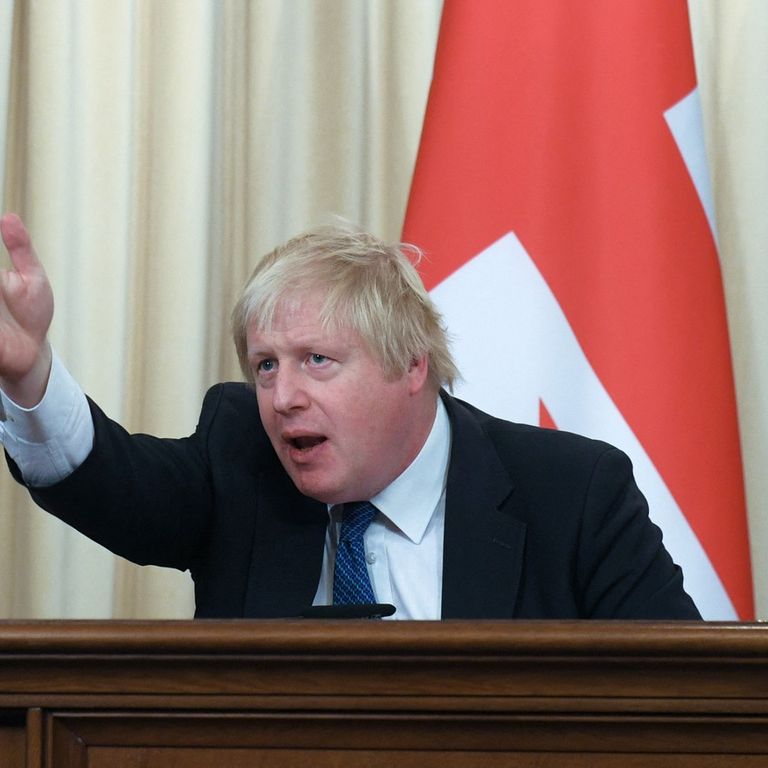 regno unito boris johnson no leader tiry ma resta premier