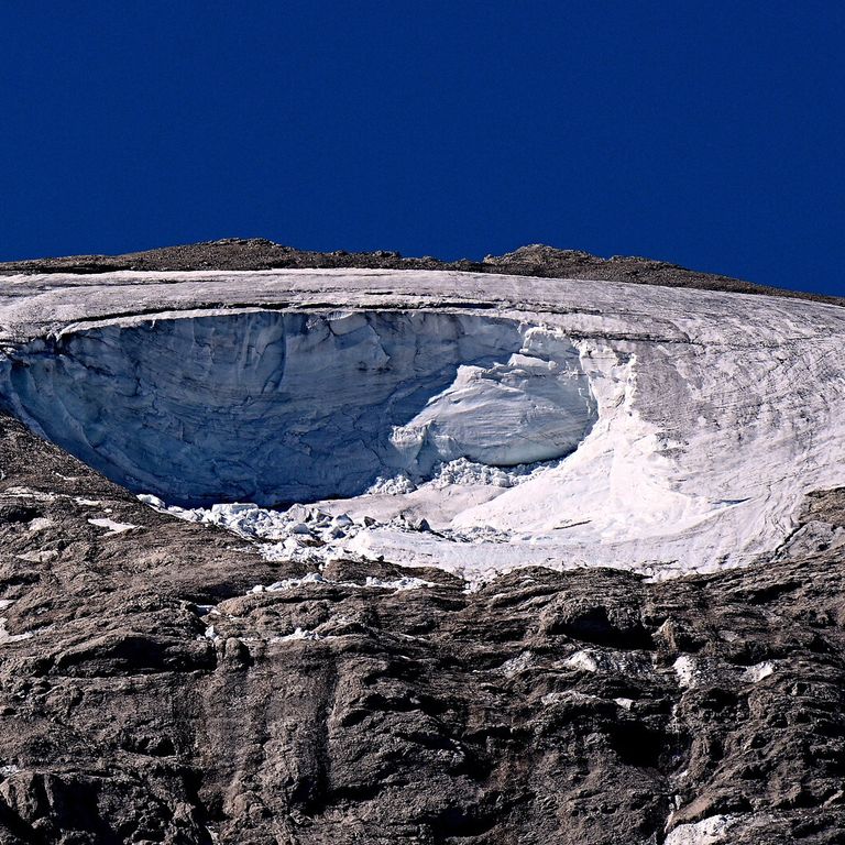 Il crollo di parte del ghiacciaio della Marmolada