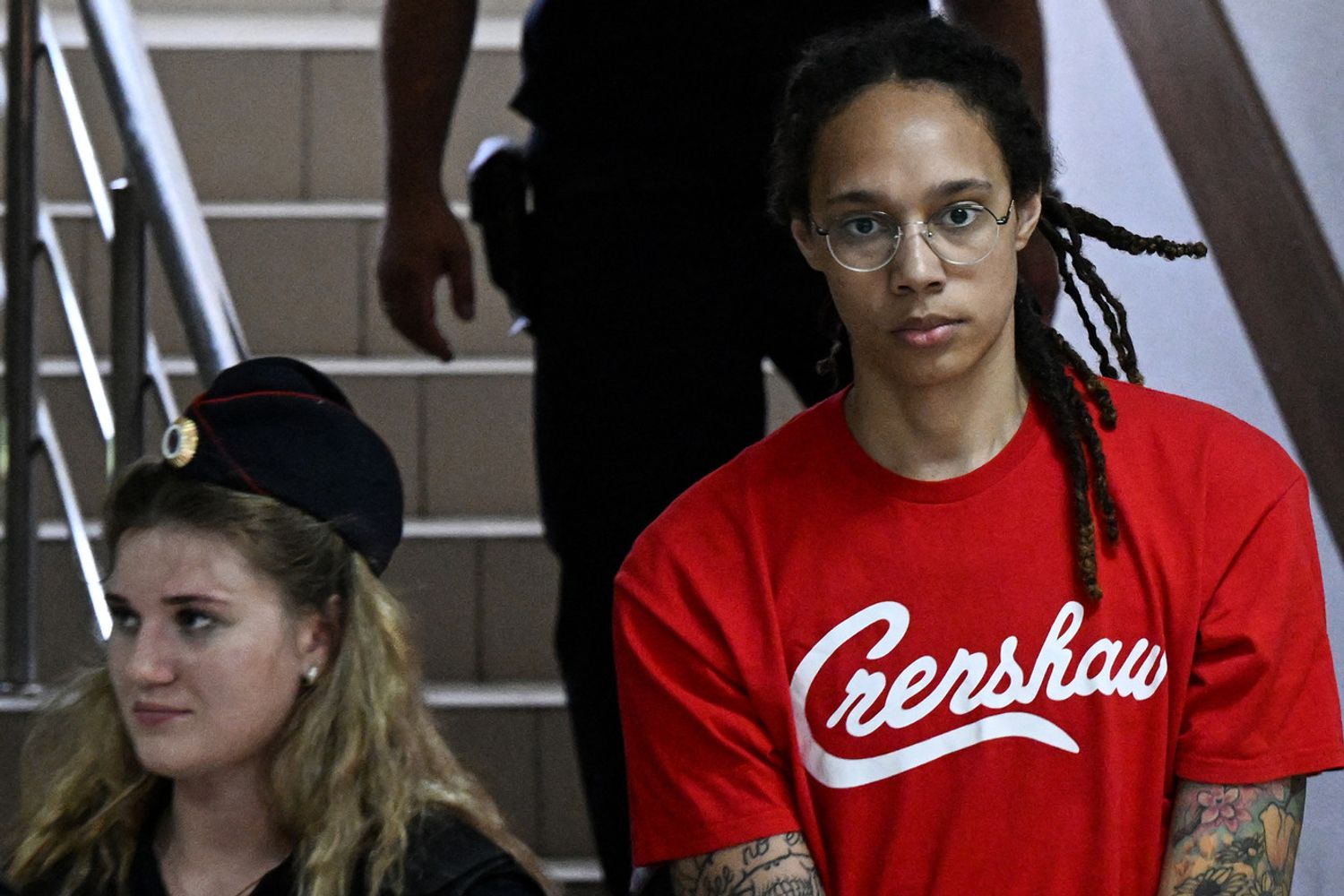 Brittney Griner in manette in tribunale in Russia