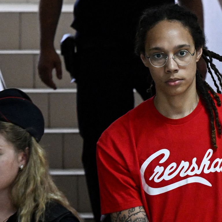 Brittney Griner in manette in tribunale in Russia