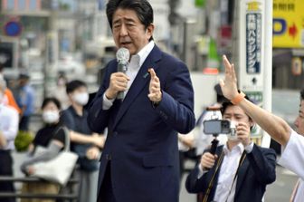 Shinzo Abe durante il comizio a Nara prima dell'attentato