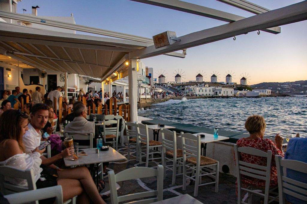Tavolini all'aperto a Mykonos (Grecia)