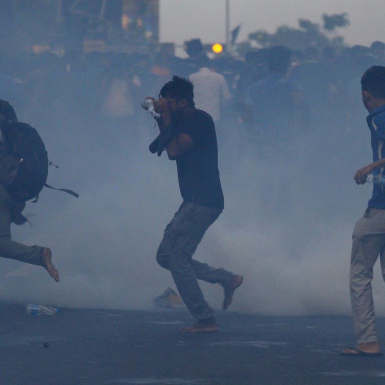 Sri Lanka, manifestanti e fumogeni