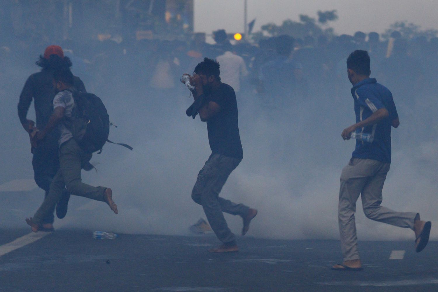 Sri Lanka, manifestanti e fumogeni