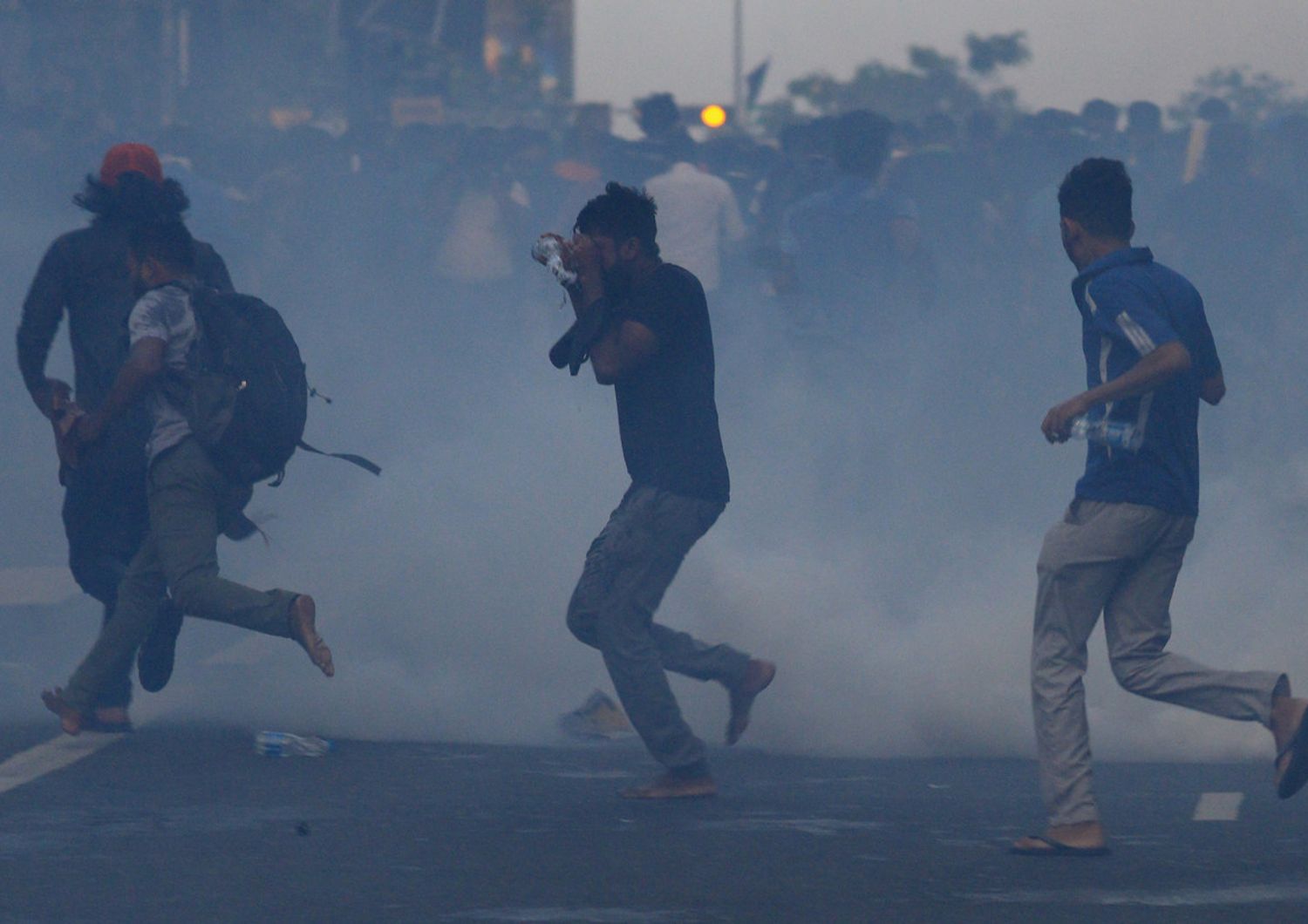 Sri Lanka, manifestanti e fumogeni