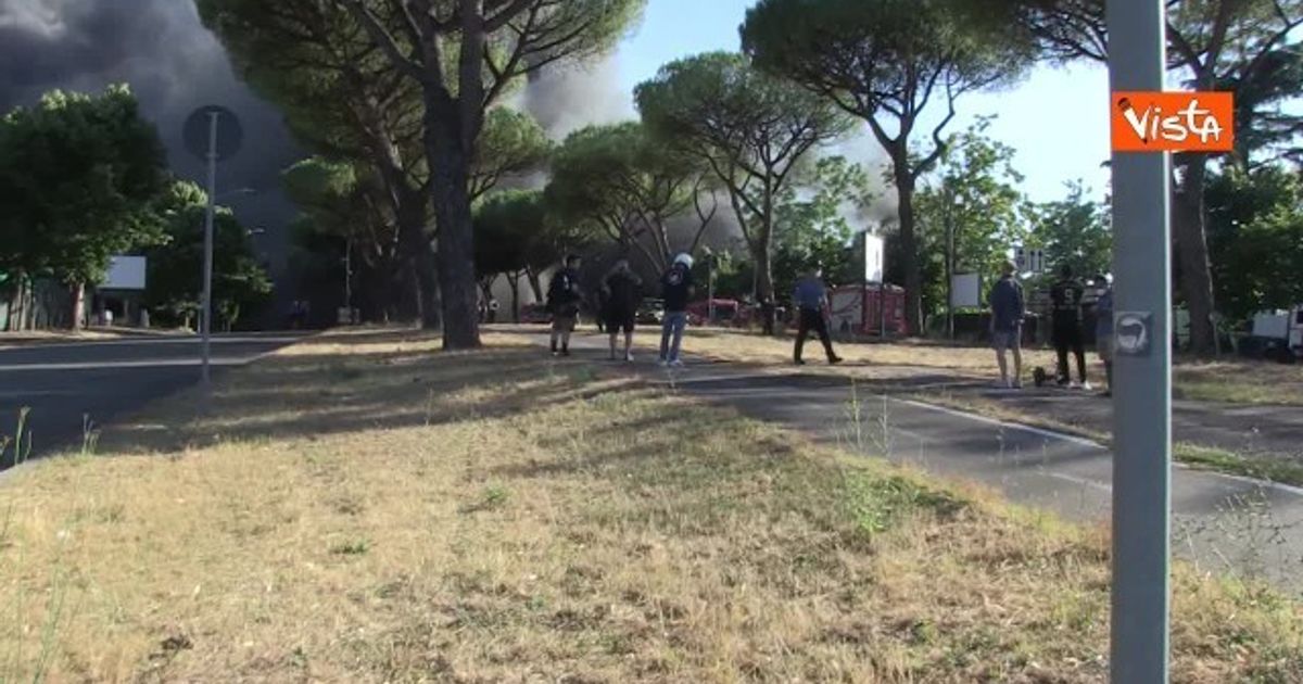 Incendio Al Parco Di Centocelle A Roma Le Fiamme E Lenorme Colonna Di Fumo Invadono La Togliatti