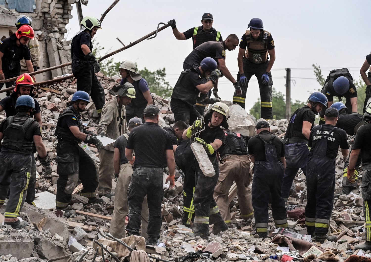 ucraina guerra missili donetsk crollo palazzo morti macerie