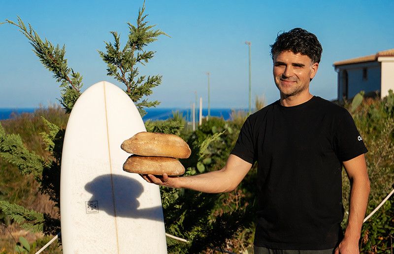 Il fornaio Enrico Cirilli col suo pane
