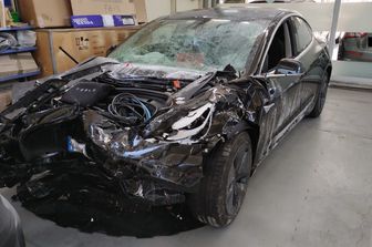 incidente di una Tesla in Italia