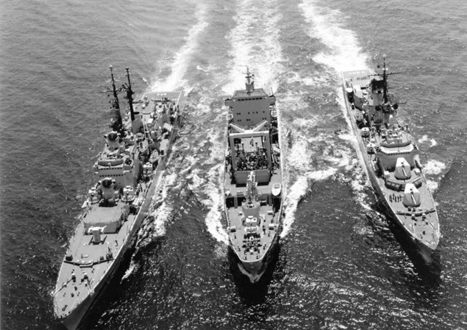 Il gruppo navale formato dagli incrociatori Vittorio Veneto e Andrea Doria e dalla nave appoggio Stromboli