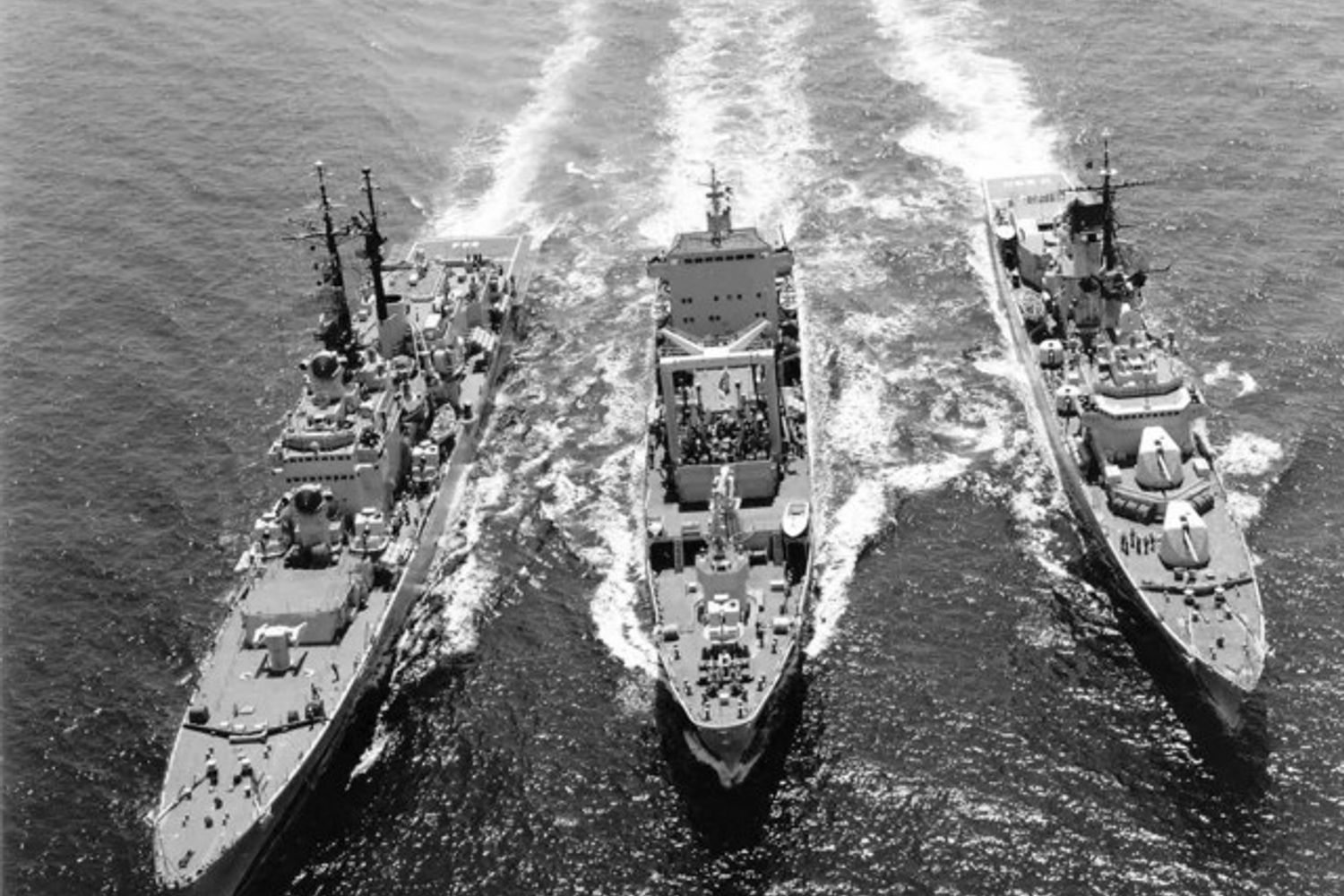 Il gruppo navale formato dagli incrociatori Vittorio Veneto e Andrea Doria e dalla nave appoggio Stromboli