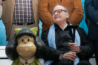 Quino con la sua Mafalda alla celebrazione dei 50 anni del personaggio