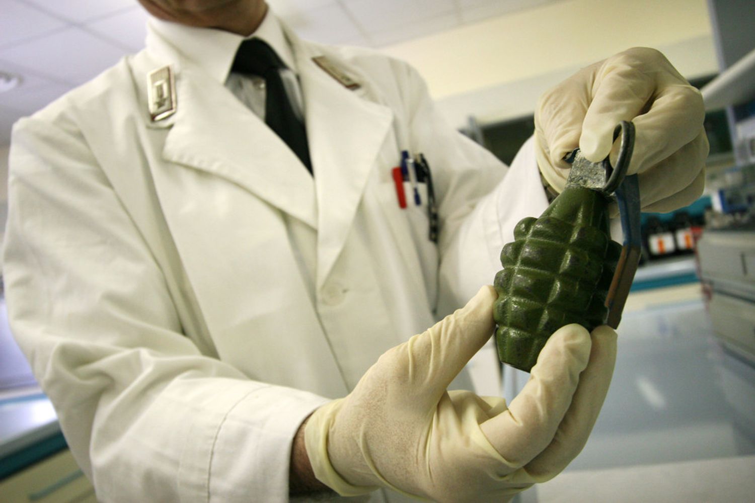 Una bomba a mano esaminata dal Ris dei carabinieri