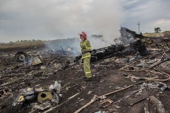 I resti del volo Malaysian Airlines MH17 abbattuto in Ucraina