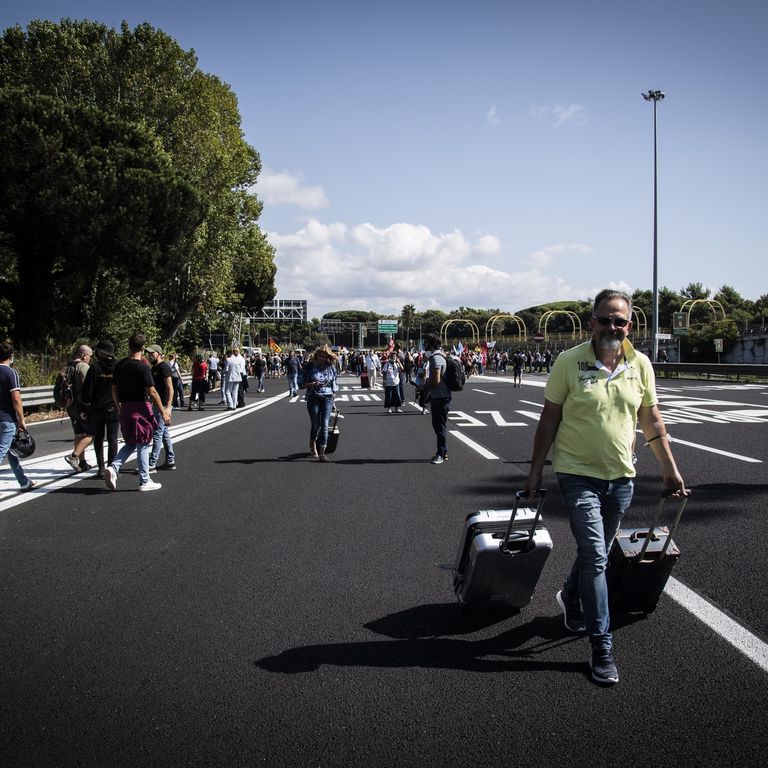 Il caos voli ha lasciato a terra migliaia di passeggeri