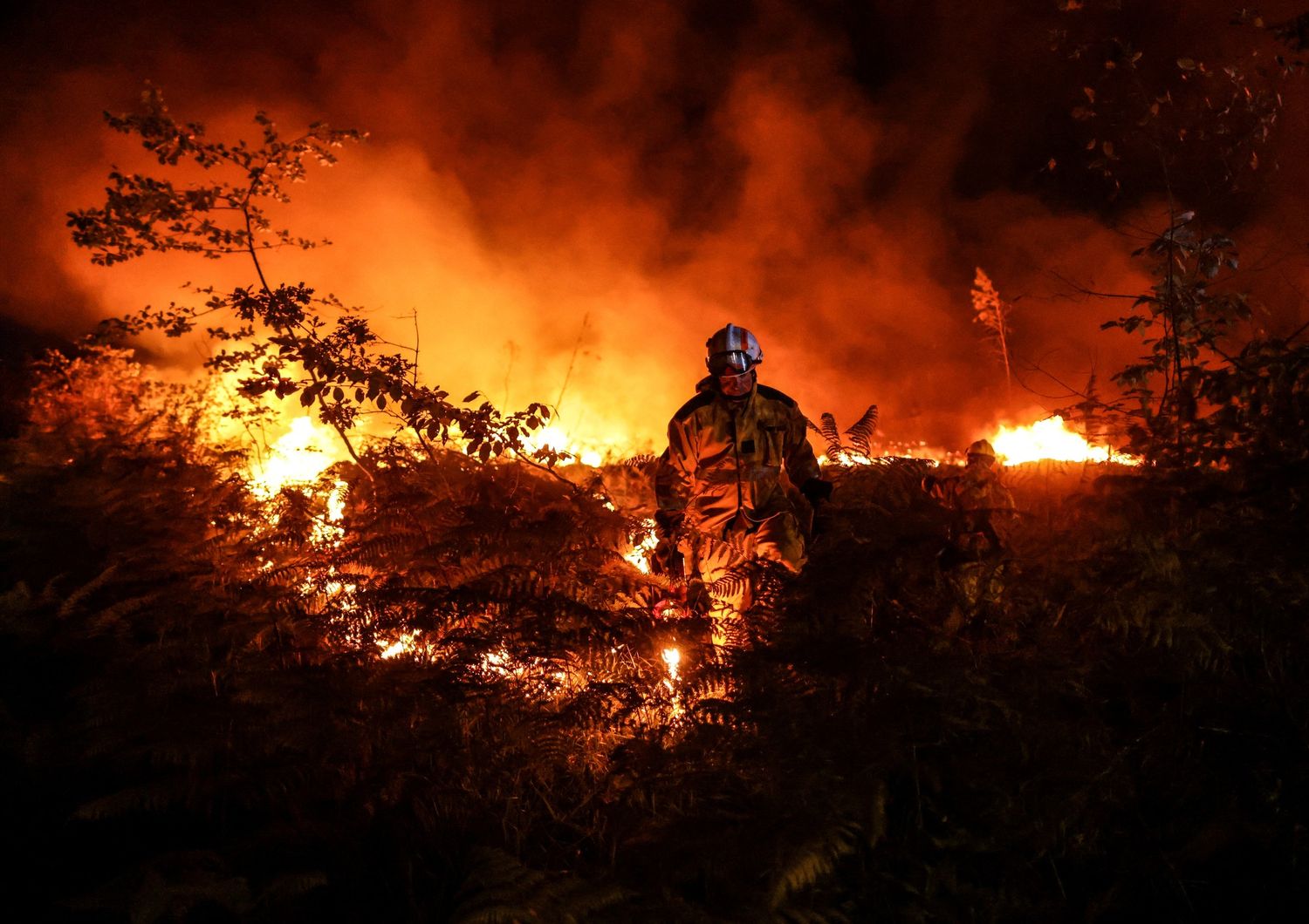 Un vigile del fuoco impegnato in un rogo in Francia&nbsp;